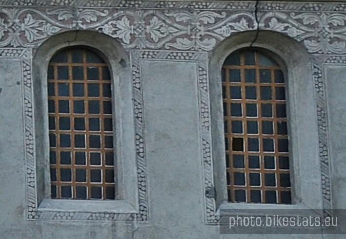 Sgraffito na ścianie kościoła w Szymocinie