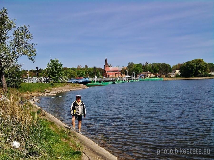 Widok na most pontonowy w Sobieszewie.