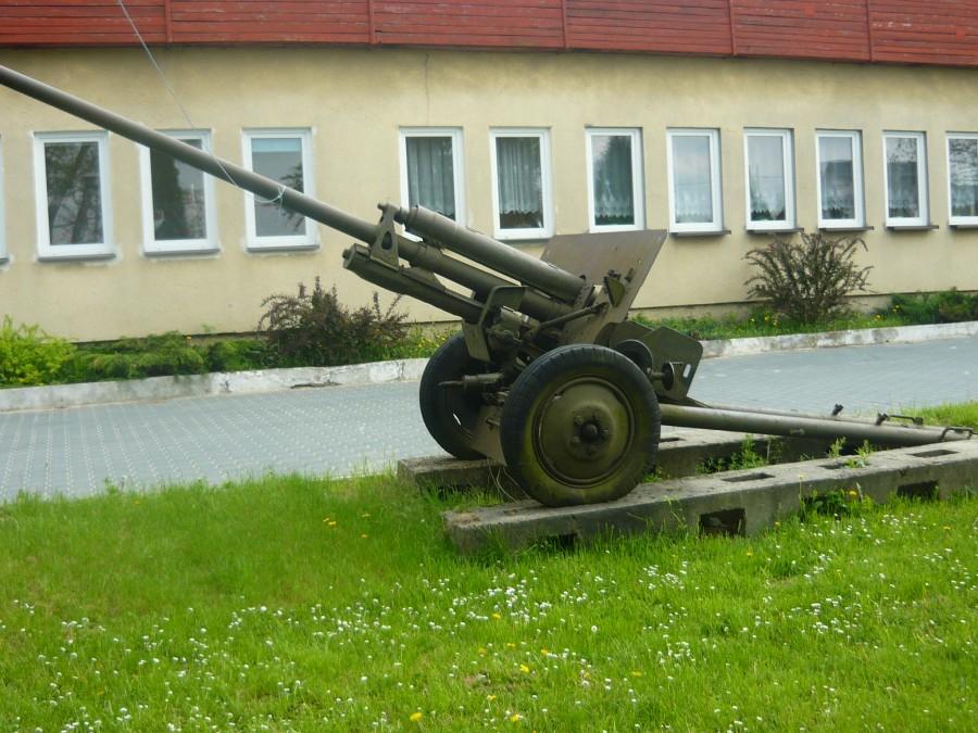 Armata przy szkole.