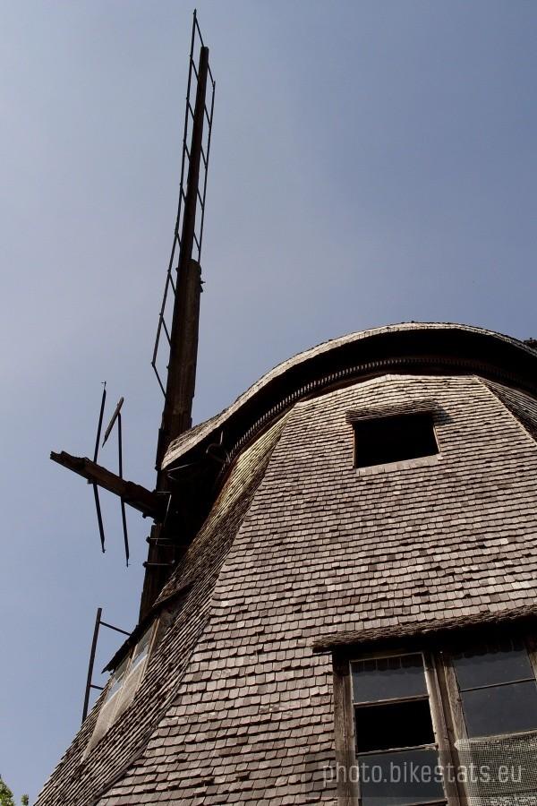 Posiada konstrukcję drewniano- ceglaną. Ośmioboczne ściany oraz obracana czapa pokryte są gontem.