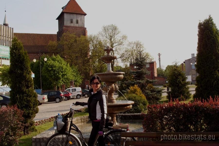 Ja na tle kościoła św. Mateusza –największy kościół na Żuławach.
