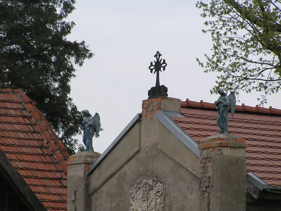 anioły na murowanym budynku koło Kościoła pw. Podwyższenia Krzyża Św. z 1715 r. w Żołędowie