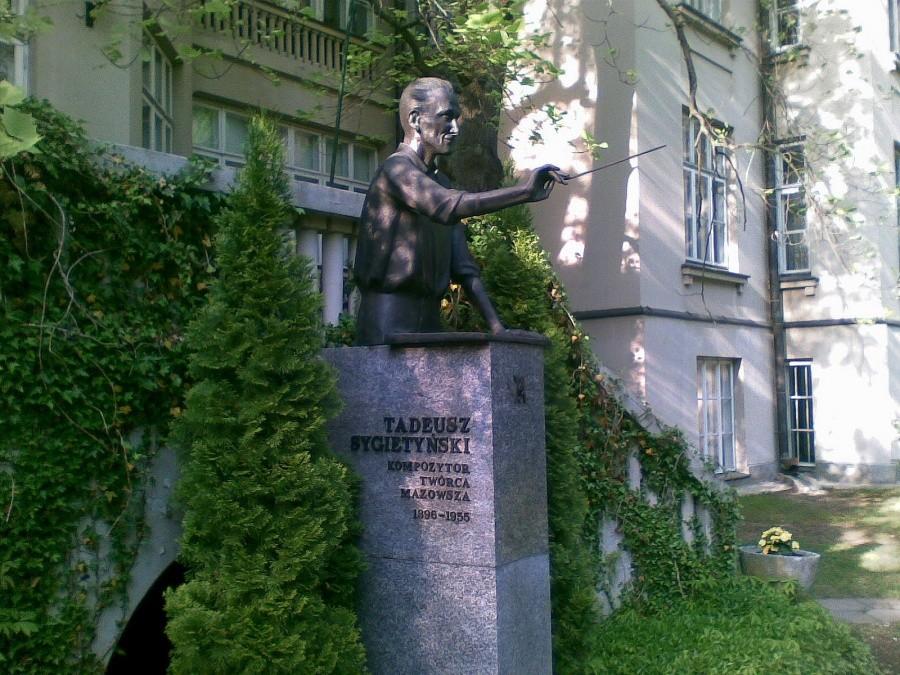 Pomnik Tadeusza Sygietyńskiego przy siedzibie Mazowsza