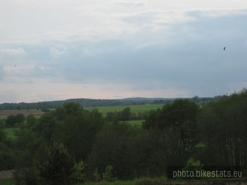 Widok na Dziewiczą Górę z bardzo daleka.