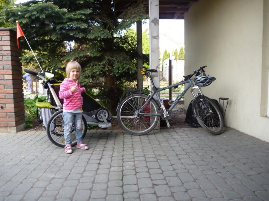 Hania z dumą prezentuje swoją karocę