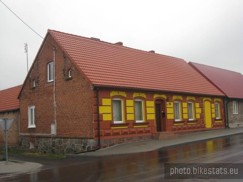 Kolorowy dom we wsi Łopienno.