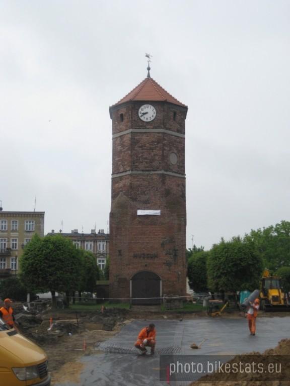 Baszta na żnińskim remontowanym rynku.