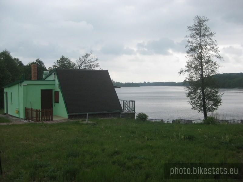 Domek nad jeziorem niedaleko Rogowa, przy trasie nr 5.