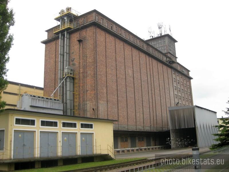 Ogromny ceglany elewator w Wągrowcu.