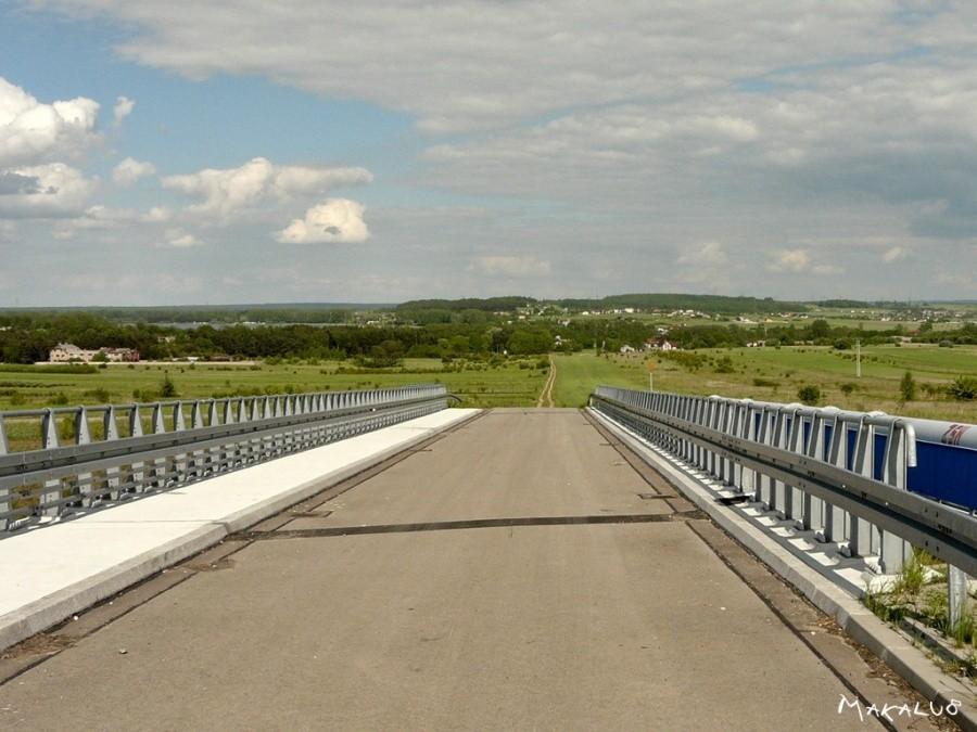 Solidny most na polnej drodze