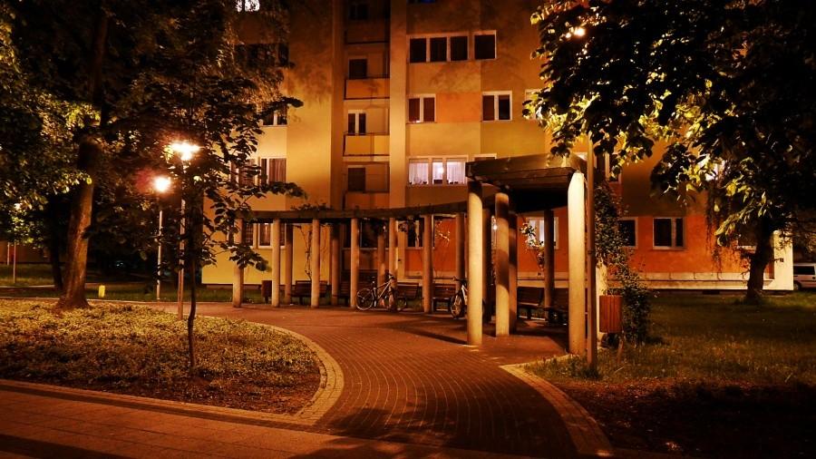Ławki pod zadaszeniem