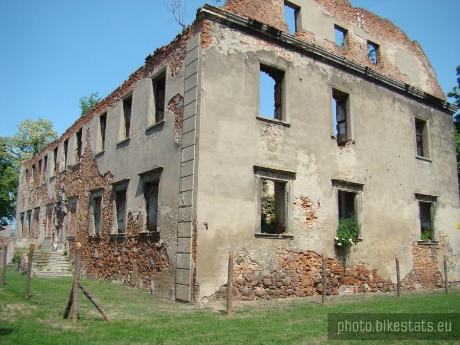 Ruiny późnorenesansowego pałacu w Grębocicach, zniszczonego podczas ostatniej wojny