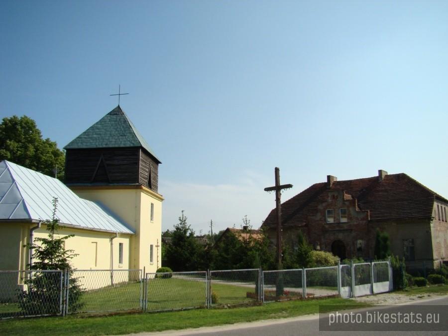 Trzęsów - kościół i dworek