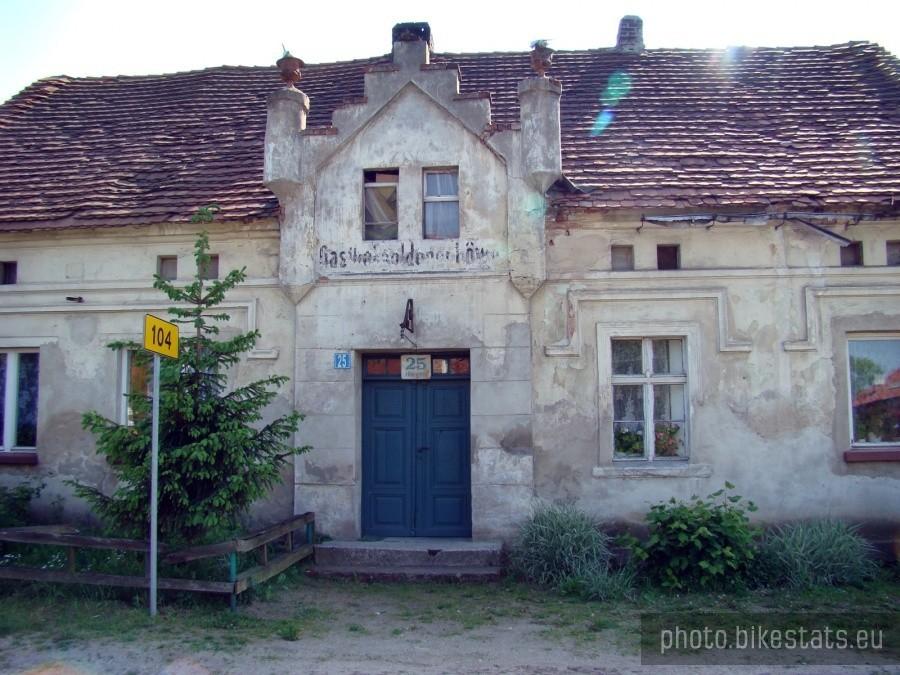 Prawdopodobnie dawny zajazd, o czym świadczy napis w języku niemieckim nad wejściem