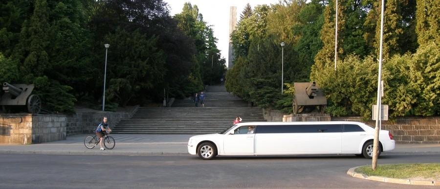 Przy poznańskiej Cytadeli Tomek podziwia wypasionodłuuugą furę :)