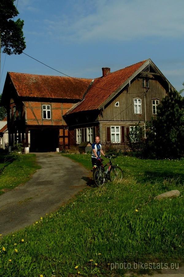 Dom podcieniowy w Lasowicach Wielkich zbudowany w 1837r.