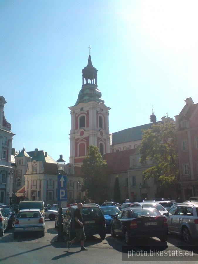 Plac Kolegiacki a w tle Fara
