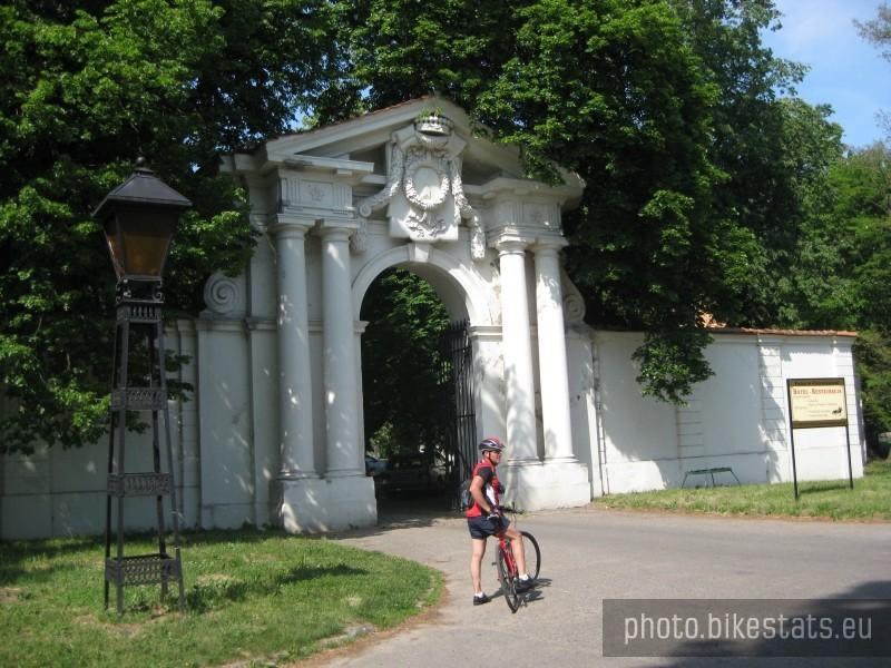 Brama wjazdowa do zespołu pałacowego w Czerniejewie.