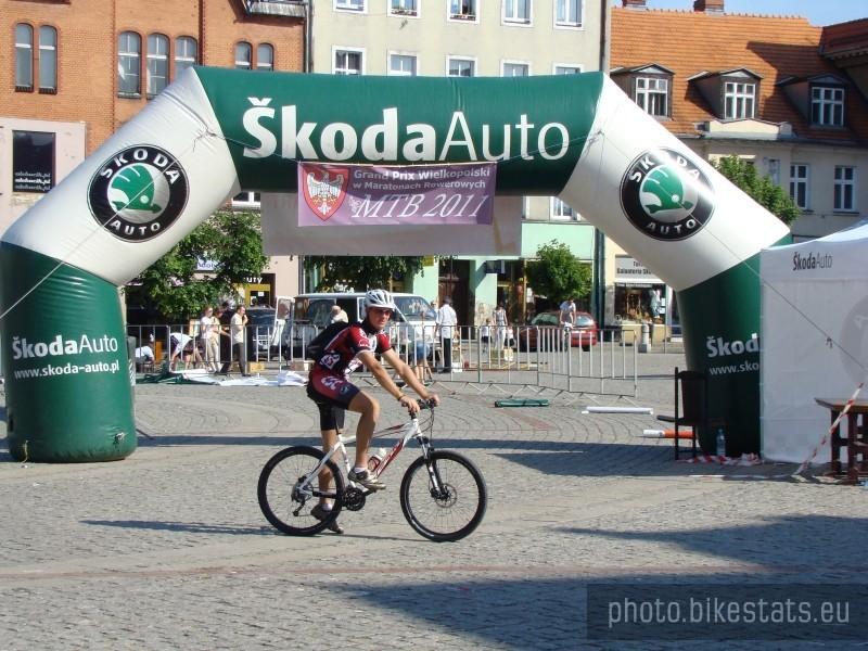 Na mecie maratonu MTB na rynku w Gnieźnie.
