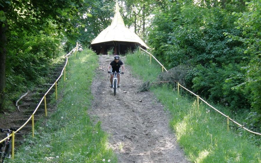Po zapoznaniu się ze stanem nawierzchni jako pierwszy pomknął w dół mlodzik