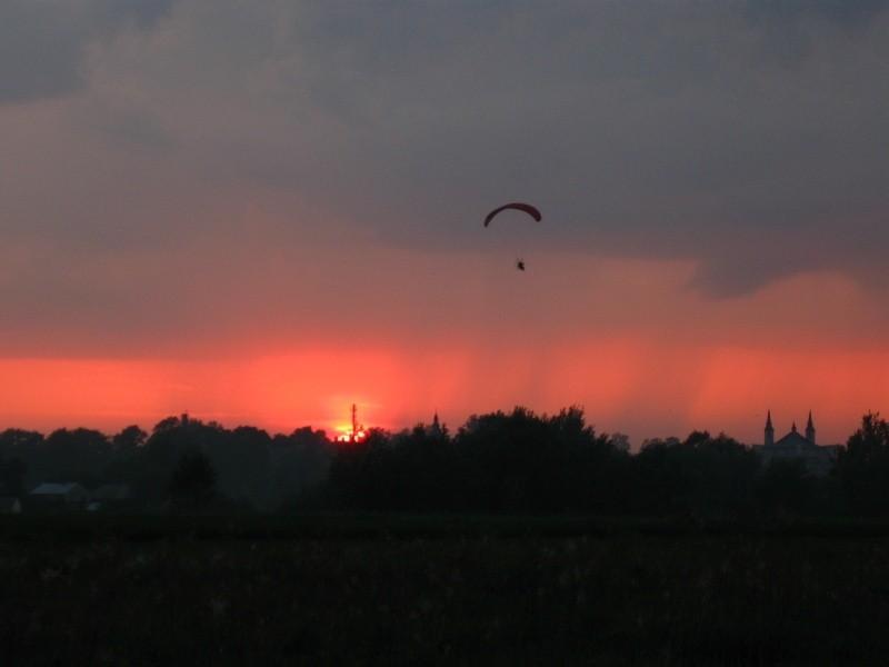 Coś, a właściwie ktoś krążył mi nad głową.