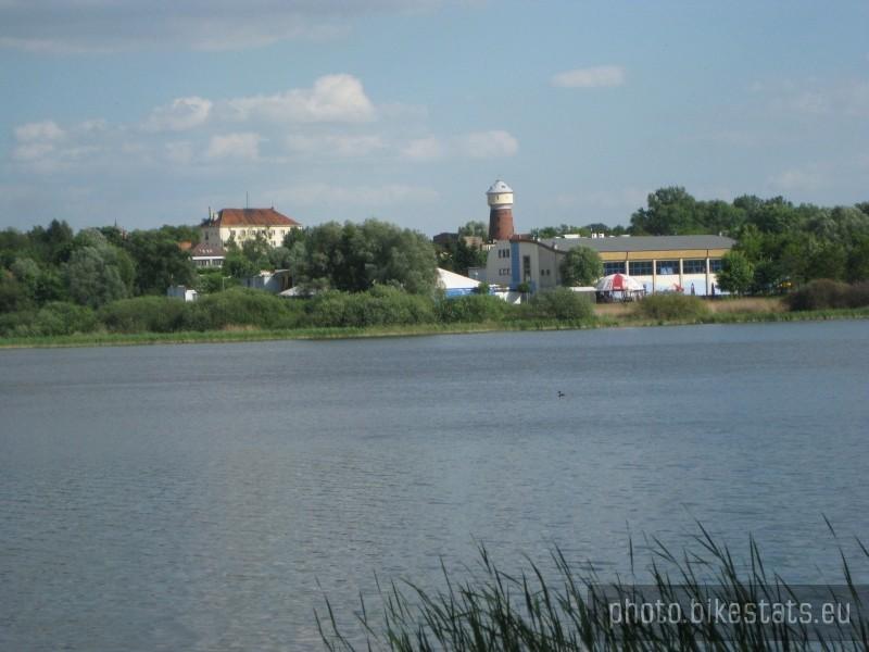 Fragment miasta na jeziorem. Na pierwszym planie widać pływalnię, na którą czasem jeżdżę popływać.