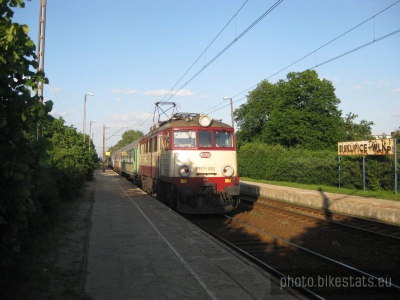 Pospieszny na stacji w Biskupicach. Lubię pociągi :-)