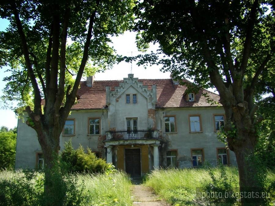 XVII wieczny barokowy pałac w Leszkowicach, starej rycerskiej wsi nad Odrą.