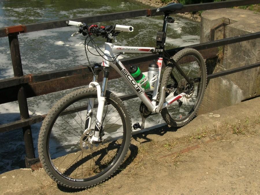 rower na mostku nad rzeką :)