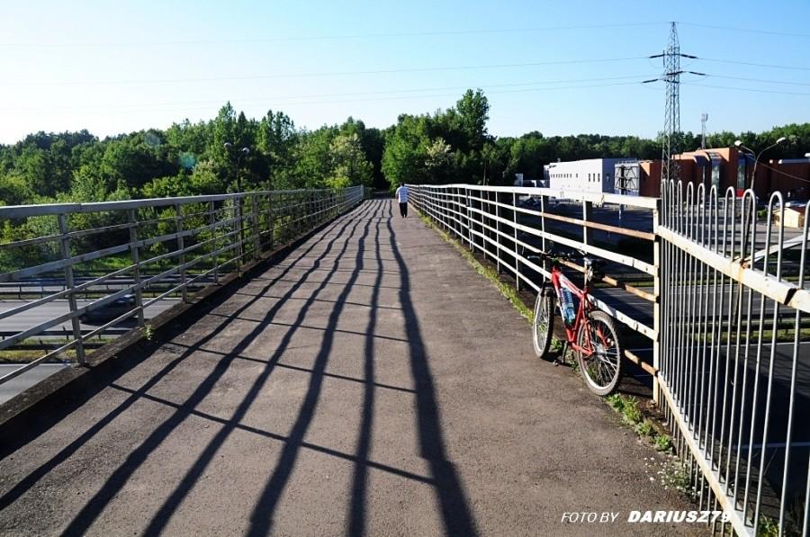 Most łaczący dwa parki Stawiki i Milowice nad drogą S86