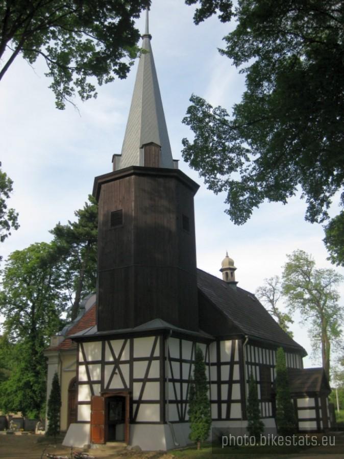 Szachulcowy kościół w Uzarzewie z 1749 r.