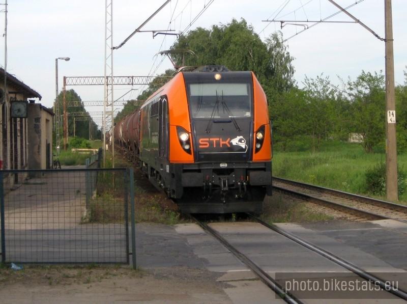 Bajerancka lokomotywa na przejeździe w Biskupicach.