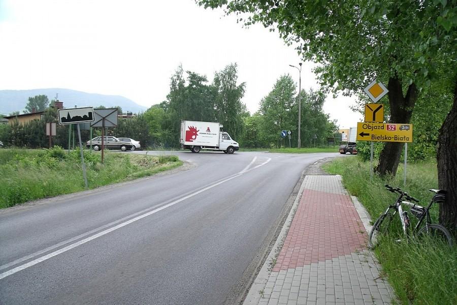 Po przejechaniu przez Czaniec zobaczysz takie miejsce, skręć zgodnie z obiazdem, dojedziesz do Porąbki