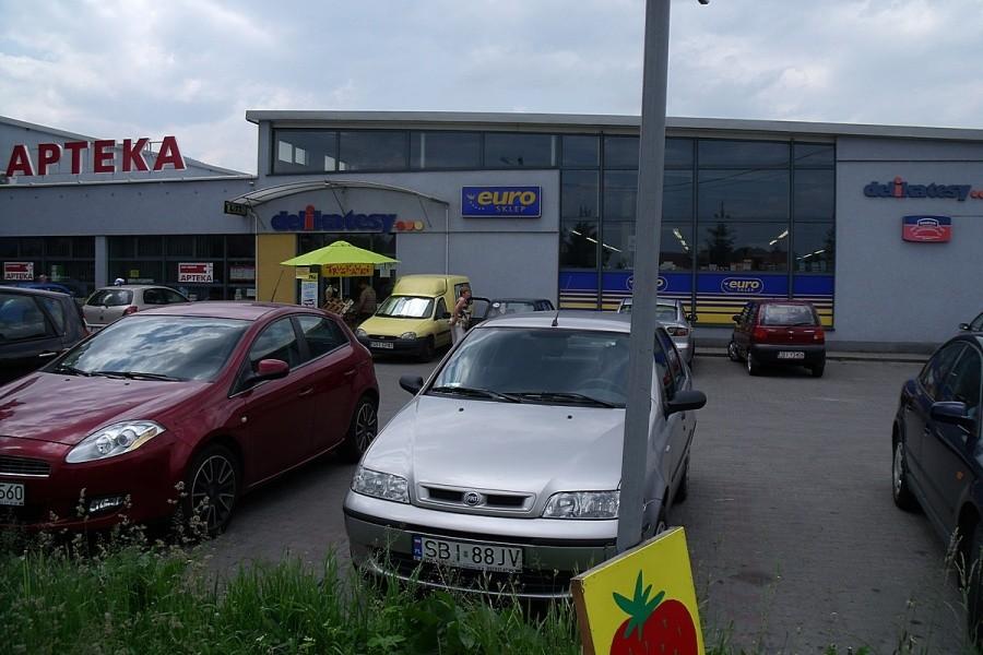 500 metrów od ronda są delikatesy, tu można się zaopatrzyć w kiełbaski na ognisko i inne potrzebne rzeczy