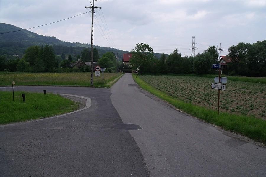 Tu spoteka się droga od strony Porąbki i Kobiernic, jedź 300 metrów prosto