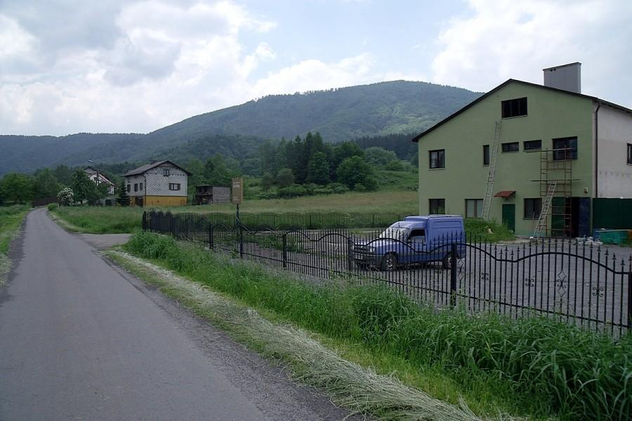 Po stu metrach zobaczysz coś takiego, za płotem skręć w prawo