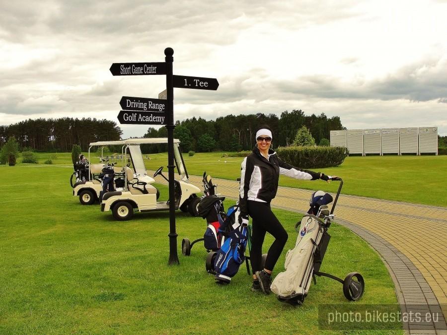 Asia na polu golfowym.