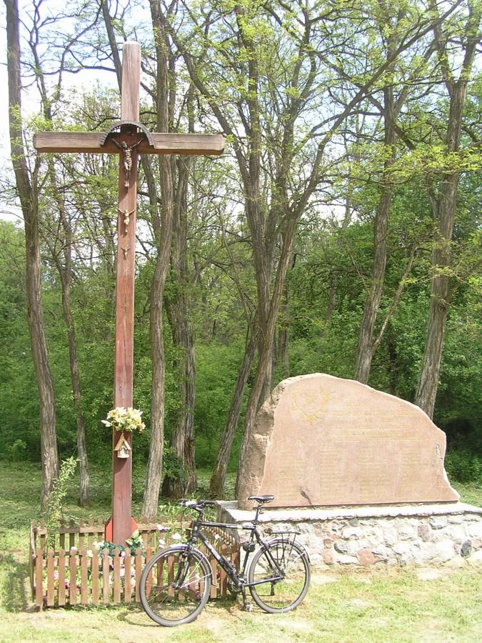 Krzyż i pomnik ku chwale polskiego łowiectwa przy drodze do Służewa