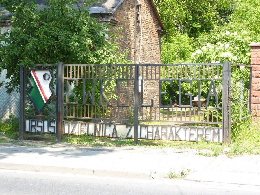 W Ursusie kibicują... nawet bramy.