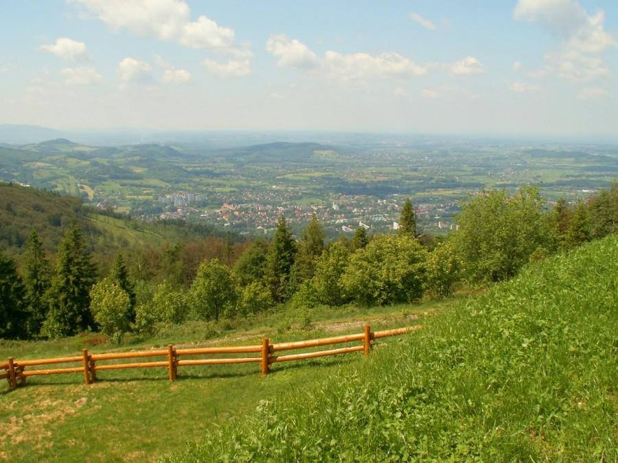 Panorama Ustronia ze schroniska pod szczytem Równicy.