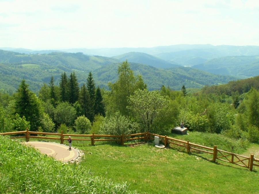 Widok na Beskidy ze schroniska pod szczytem Równicy.