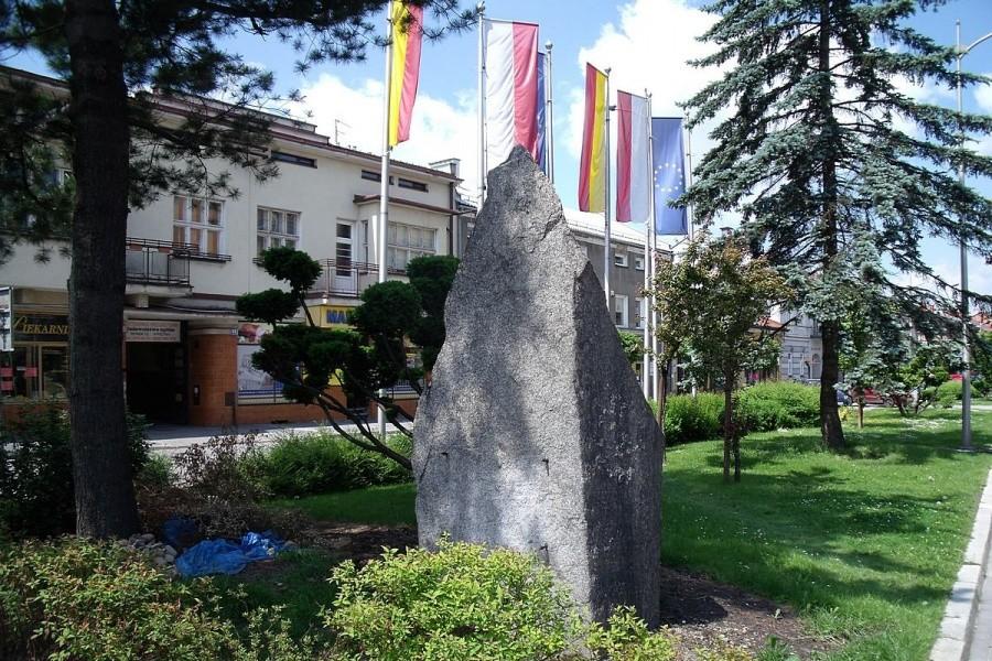 I kamień upamiętniający nie wiadomo co bo podpieprzyli tablicę