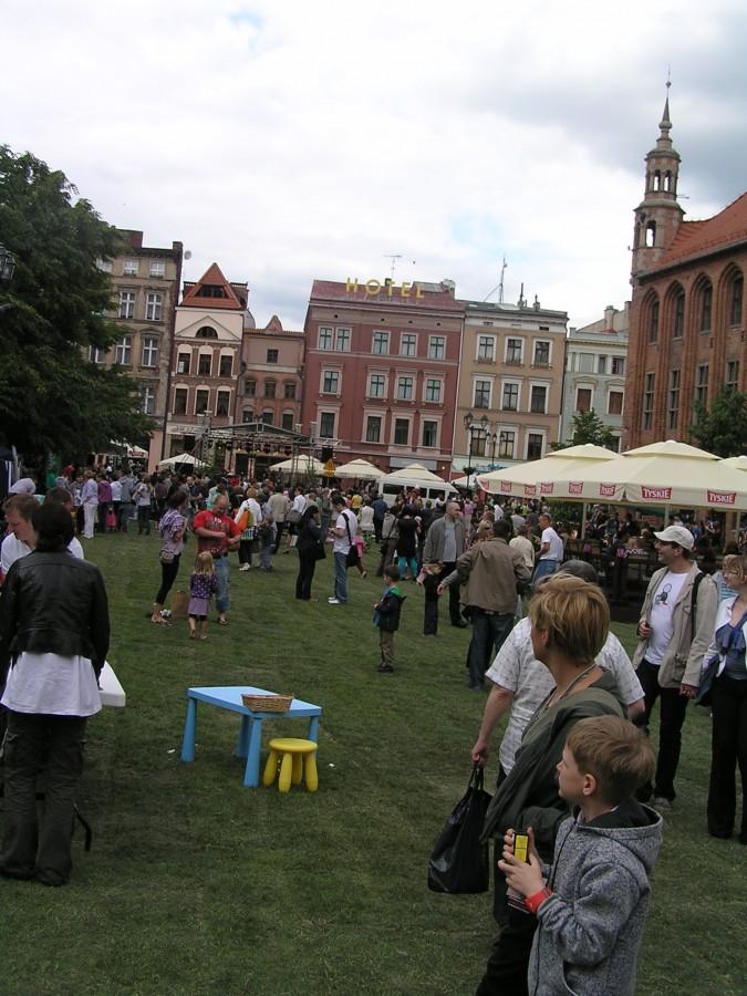 Rynek Staromiejski w Toruniu wyłożony trawą... lekki szok