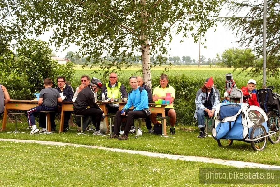 Odpoczynek, posiłek, pogawędki.