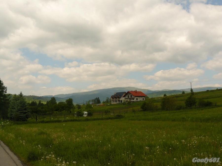 Widok ze zjazdu w stronę Milówki.