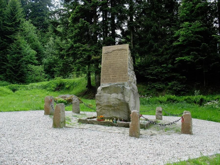 Sucha Dolina - pomnik Kurierów 1939-1944