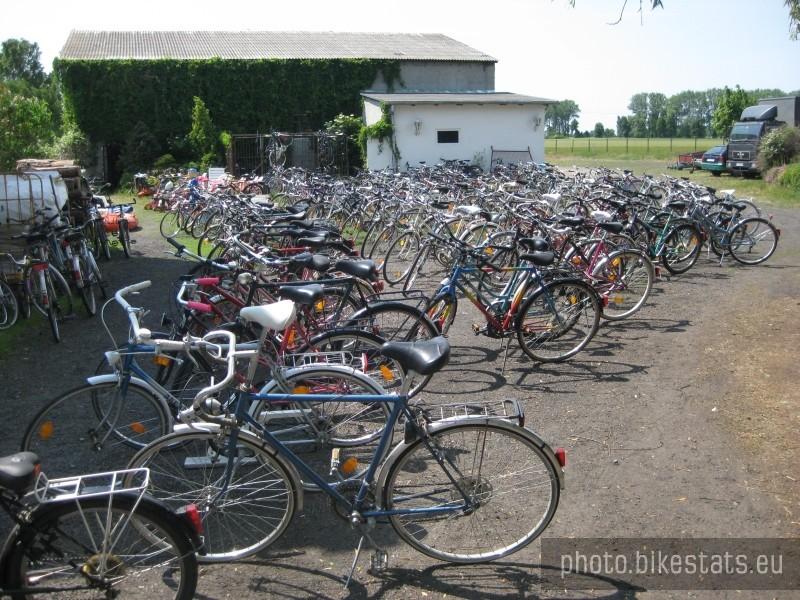 Komis z używanymi rowerami.