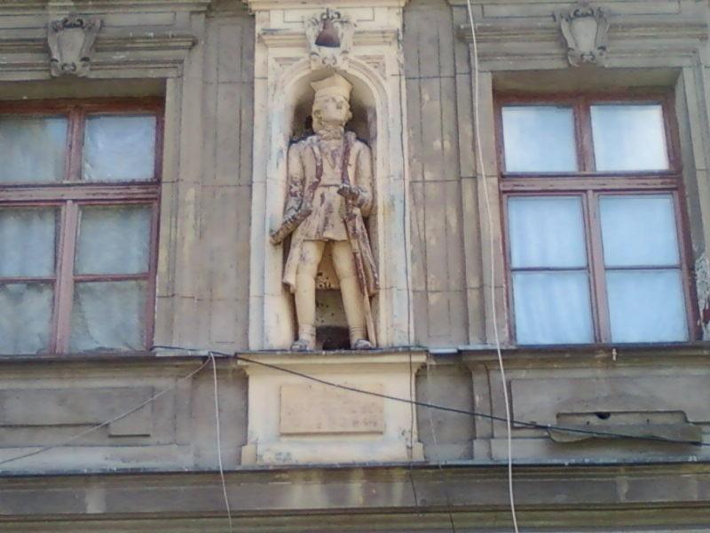 Wrześnieńska 4 - pomnik Kościuszki nad wejściem