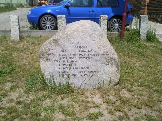 Kamień z historycznymi informacjami o moście
