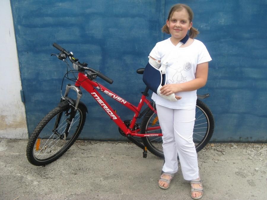 Ania z gipsem przy nowym bike'u ;-)